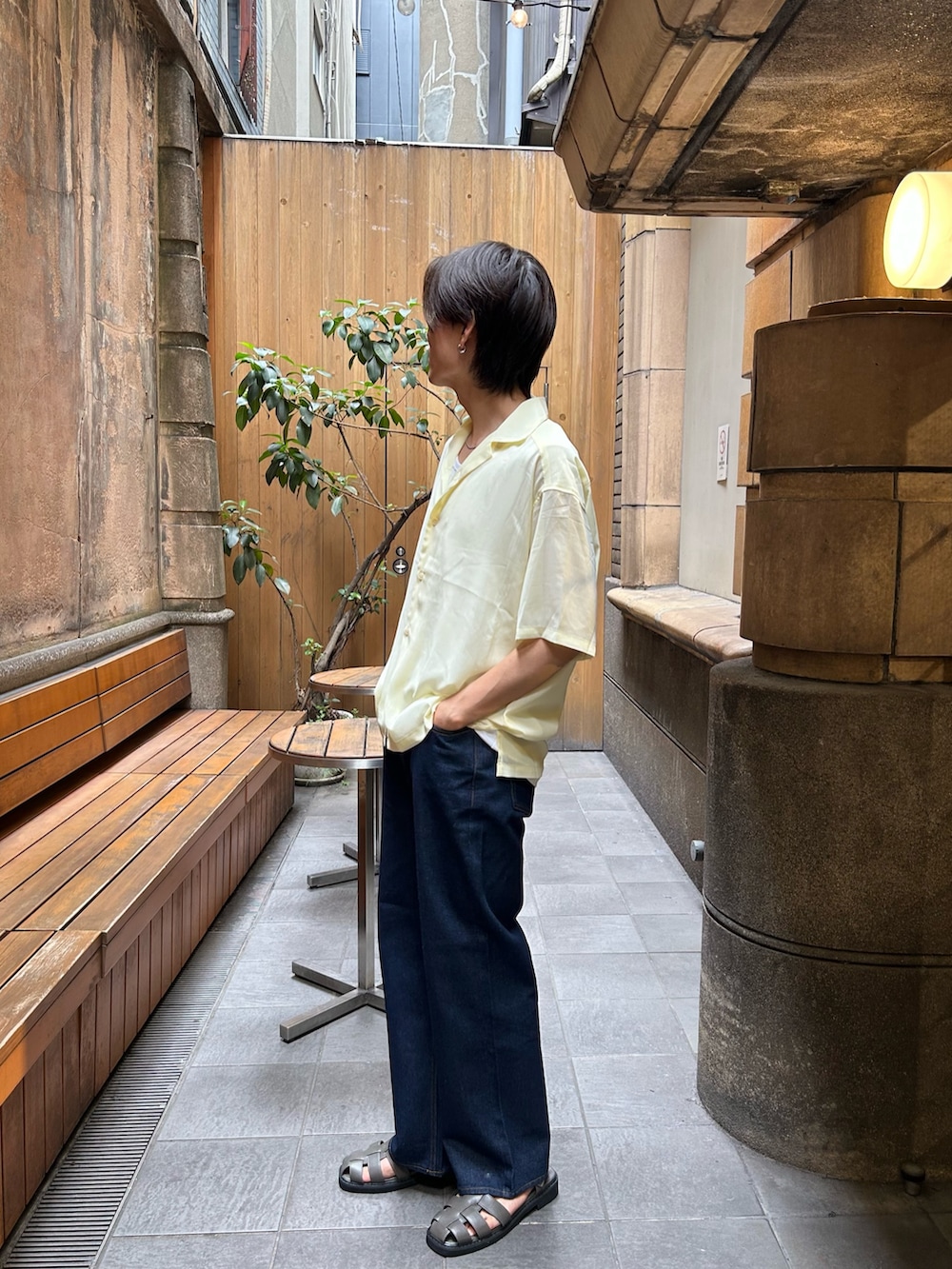 イエロー系のシャツ/ブラウス、ホワイト系のタンクトップ、ブルー系のデニムパンツを着用したメンズの夏コーディネートの2枚目の写真