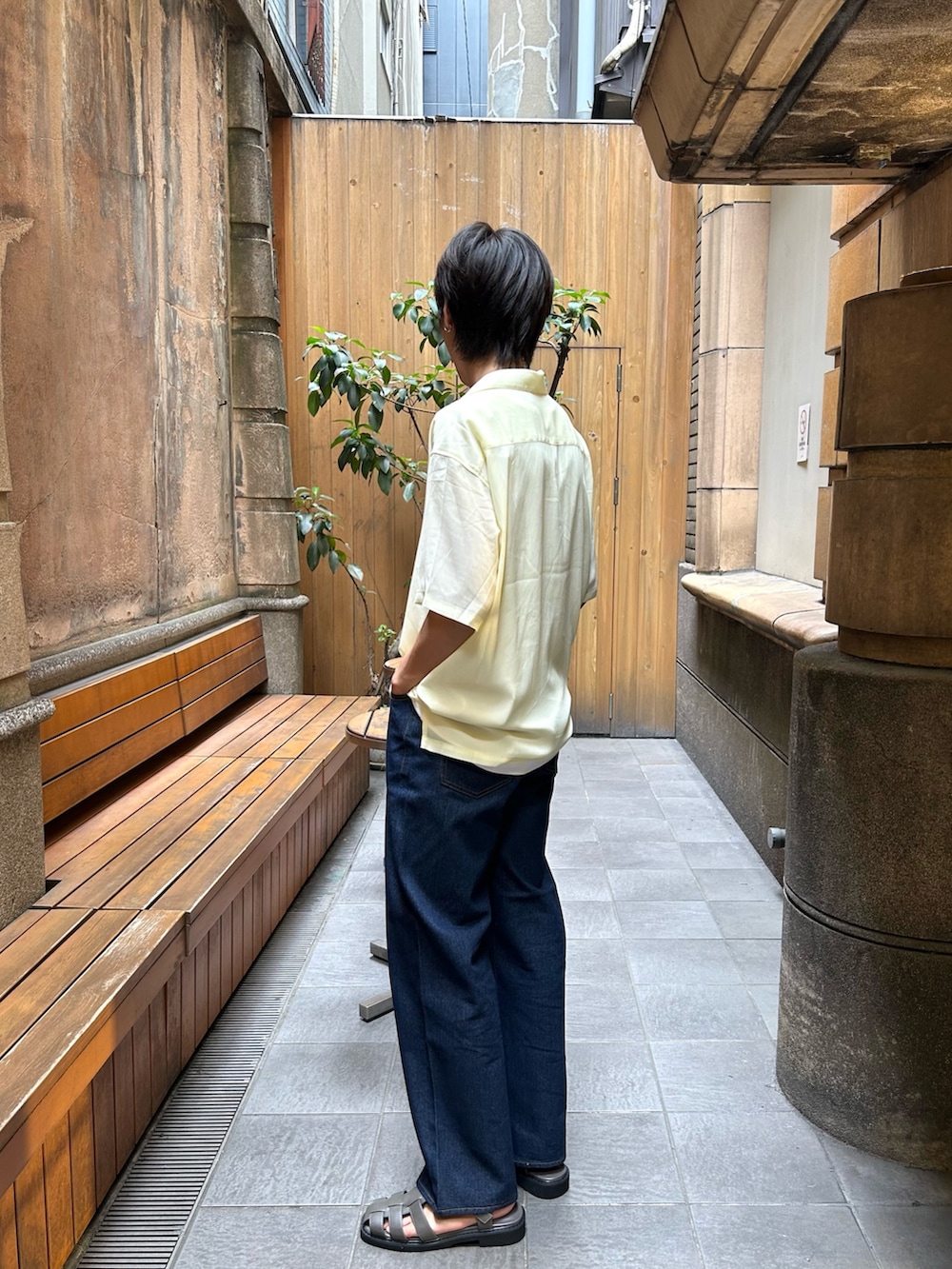 イエロー系のシャツ/ブラウス、ホワイト系のタンクトップ、ブルー系のデニムパンツを着用したメンズの夏コーディネートの3枚目の写真