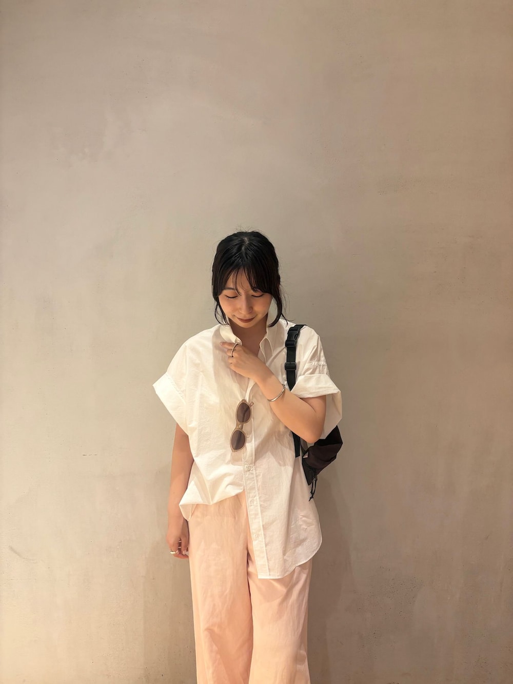 ホワイト系のシャツ/ブラウス、ブラウン系のショルダーバッグを着用したレディースの夏コーディネートの3枚目の写真