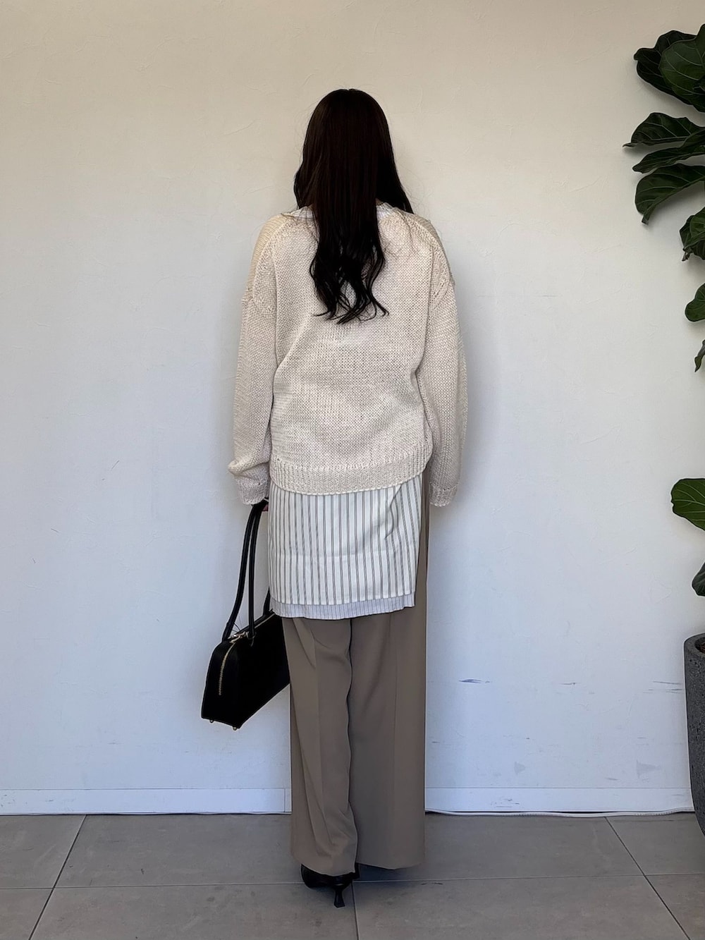 ベージュ系のスラックス、ベージュ系のシャツ/ブラウス、ホワイト系のTシャツ/カットソーを着用したレディースの春コーディネートの3枚目の写真
