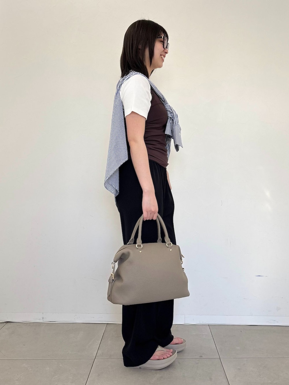 ブルー系のその他パンツ、ブルー系のシャツ/ブラウス、ホワイト系のTシャツ/カットソーを着用したレディースの春コーディネートの2枚目の写真