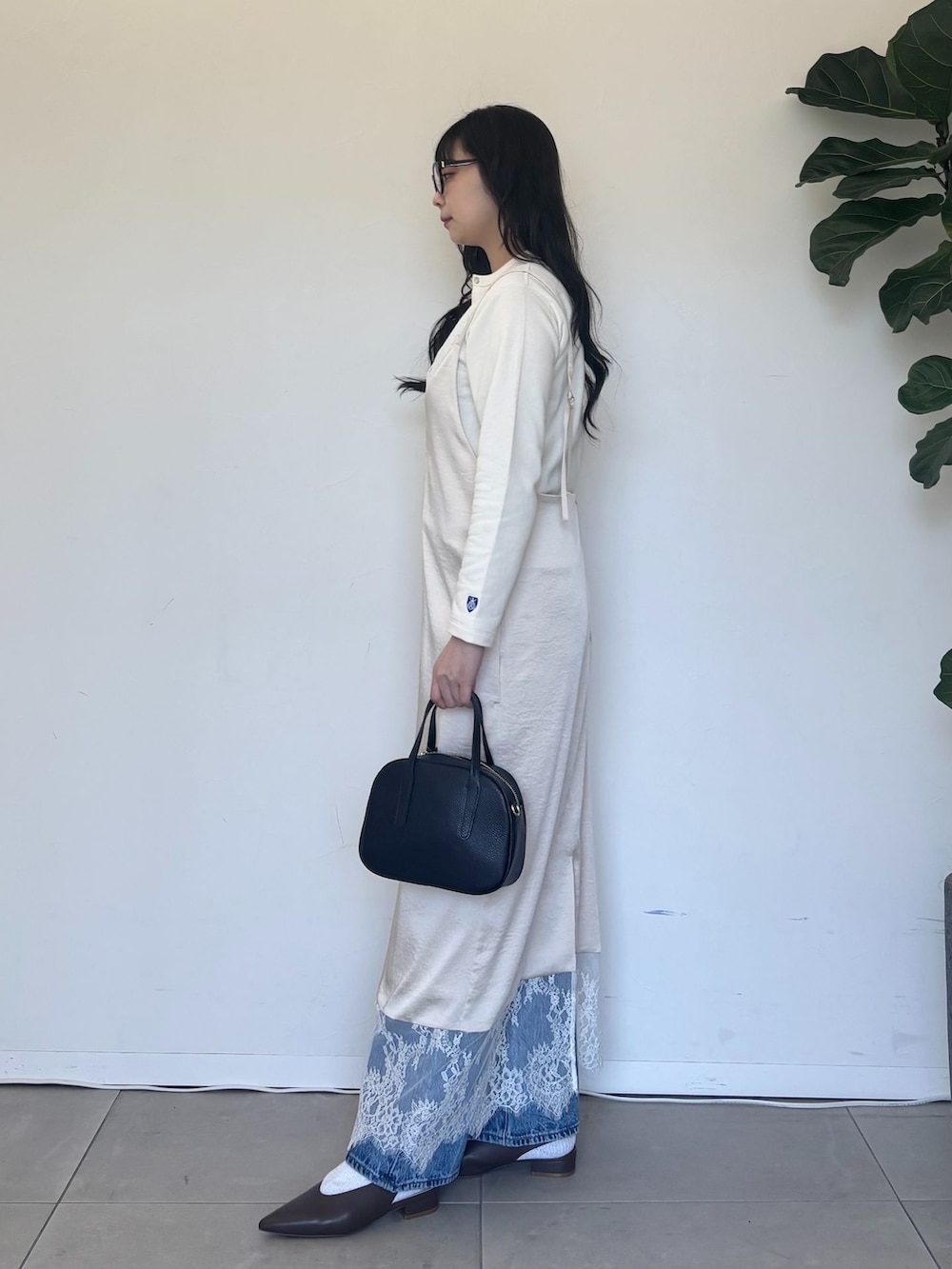ブルー系のその他パンツ、ベージュ系のワンピース、ホワイト系のTシャツ/カットソーを着用したレディースの春コーディネートの2枚目の写真