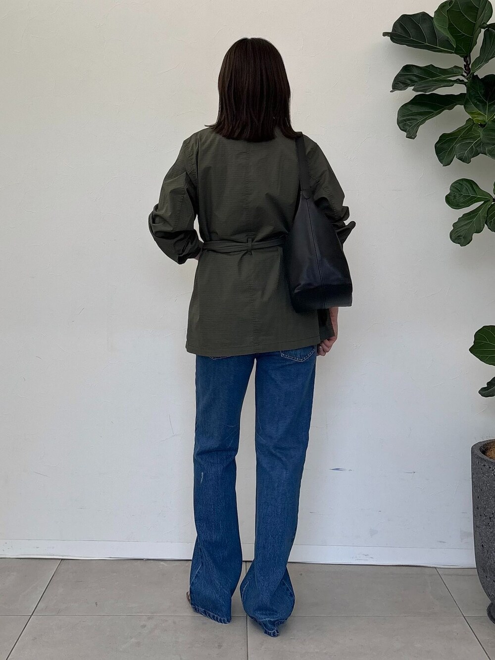 グリーン系のその他アウター、ブルー系のデニムパンツ、ホワイト系のTシャツ/カットソーを着用したレディースの春コーディネートの3枚目の写真