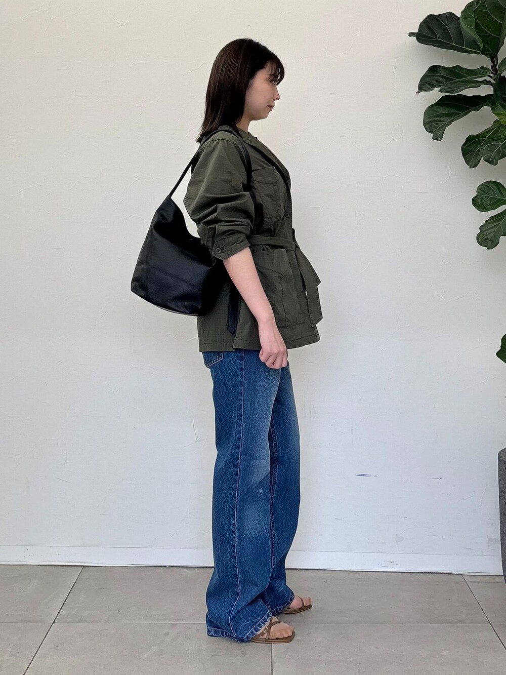 グリーン系のその他アウター、ブルー系のデニムパンツ、ホワイト系のTシャツ/カットソーを着用したレディースの春コーディネートの4枚目の写真