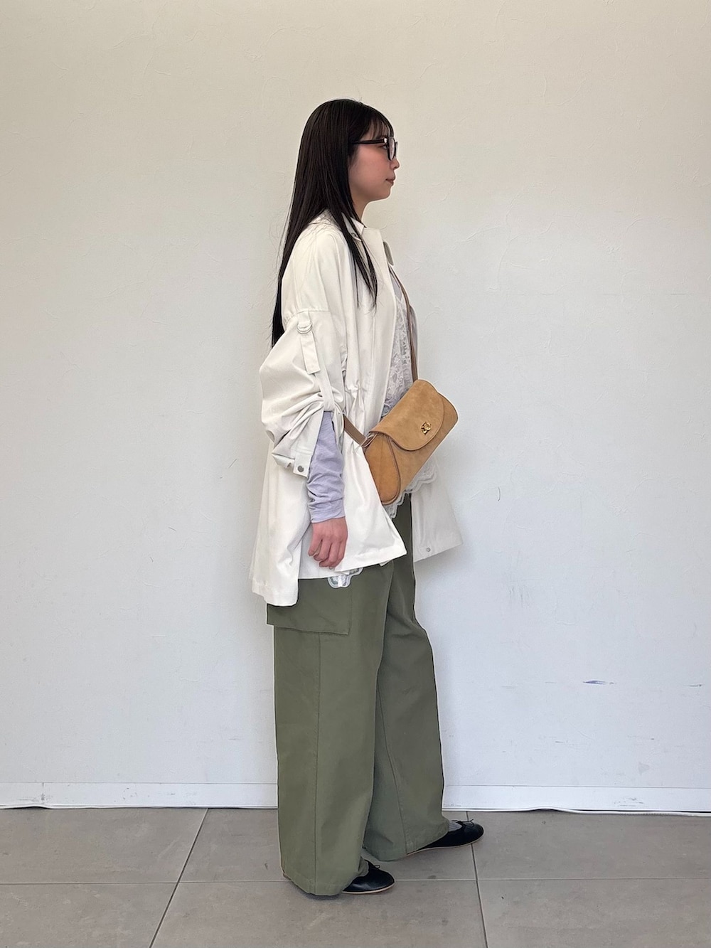 ホワイト系のその他アウター、グリーン系のカーゴパンツ、ホワイト系のキャミソールを着用したレディースの冬コーディネートの3枚目の写真