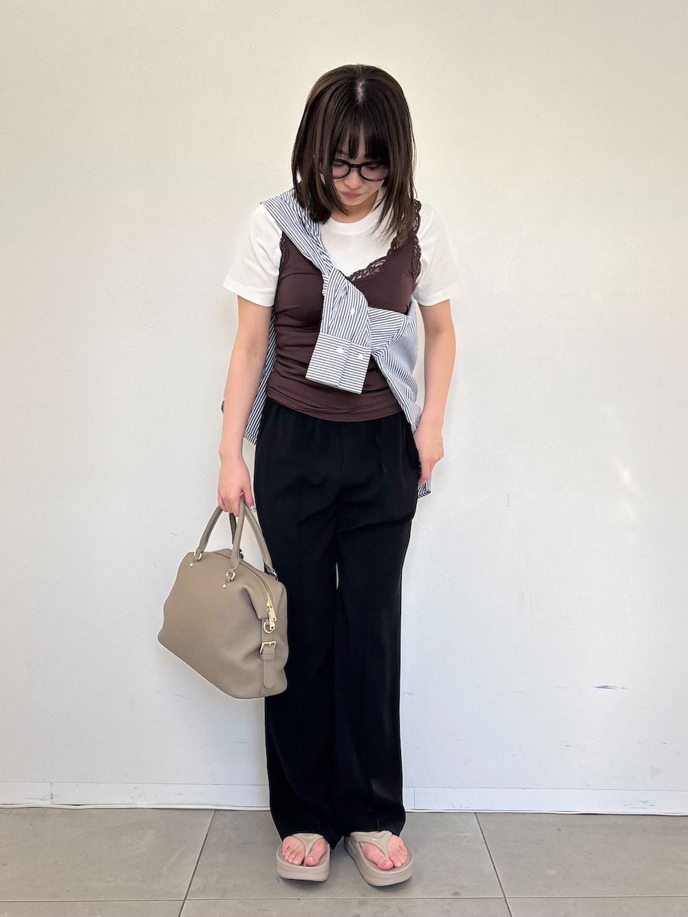 ブルー系のその他パンツ、ブルー系のシャツ/ブラウス、ホワイト系のTシャツ/カットソーを着用したレディースの春コーディネートの3枚目の写真