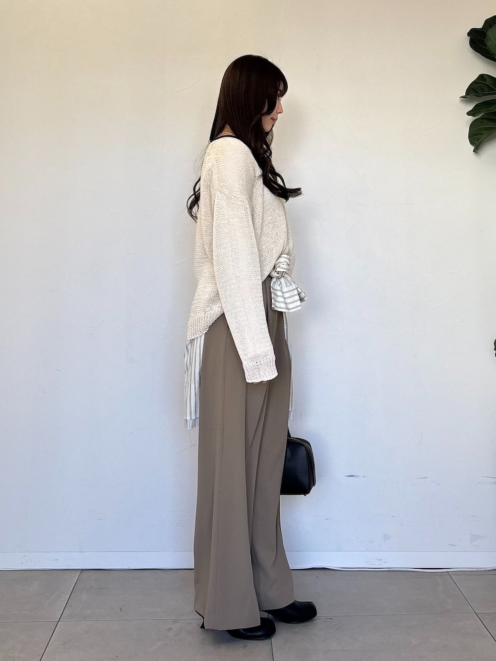 ベージュ系のスラックス、ベージュ系のシャツ/ブラウス、ホワイト系のTシャツ/カットソーを着用したレディースの春コーディネートの4枚目の写真