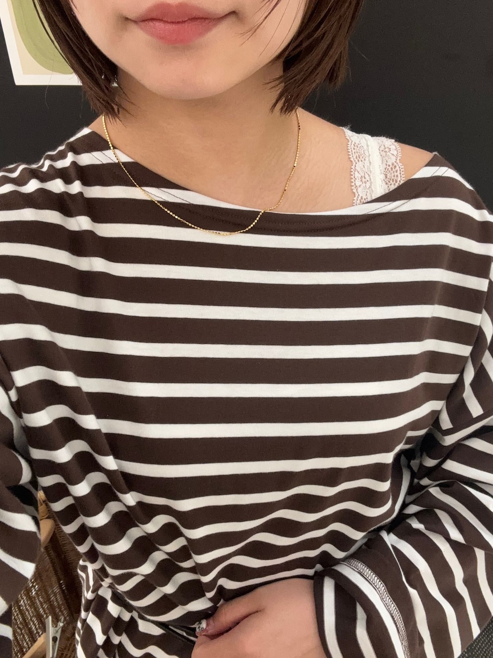 グレー系のスカート、ホワイト系のタンクトップ、ブラウン系のTシャツ/カットソーを着用したレディースの夏コーディネートの5枚目の写真