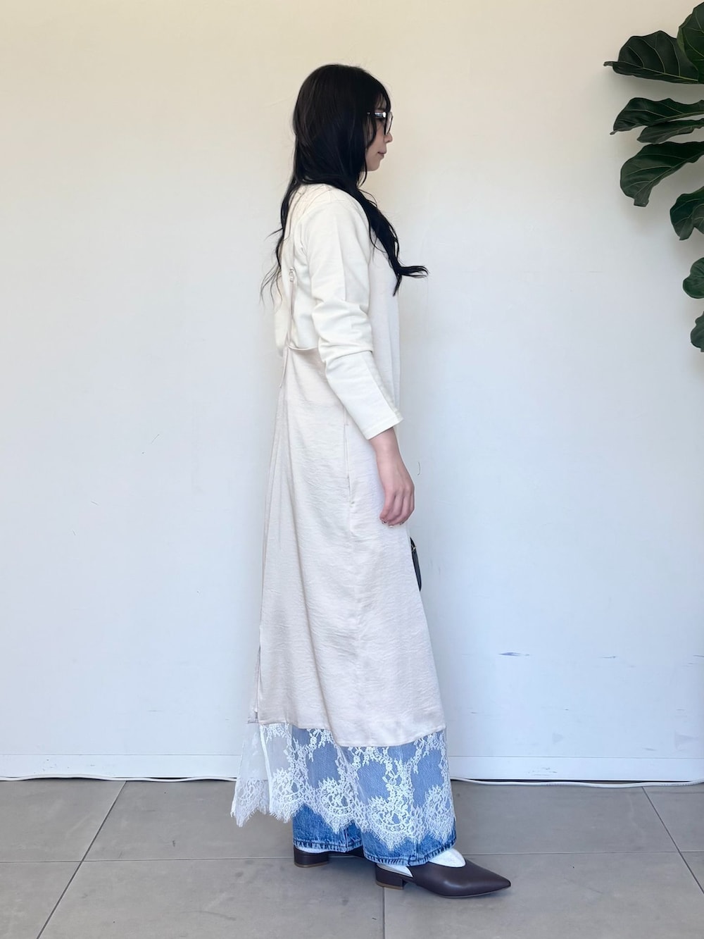 ブルー系のその他パンツ、ベージュ系のワンピース、ホワイト系のTシャツ/カットソーを着用したレディースの春コーディネートの3枚目の写真