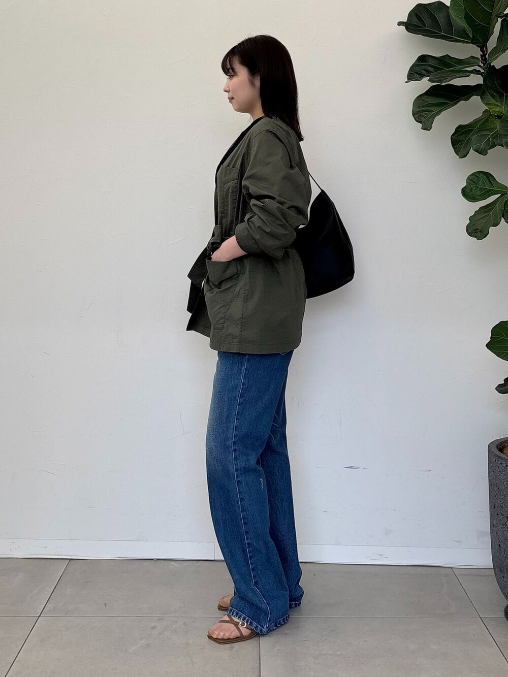 グリーン系のその他アウター、ブルー系のデニムパンツ、ホワイト系のTシャツ/カットソーを着用したレディースの春コーディネートの2枚目の写真