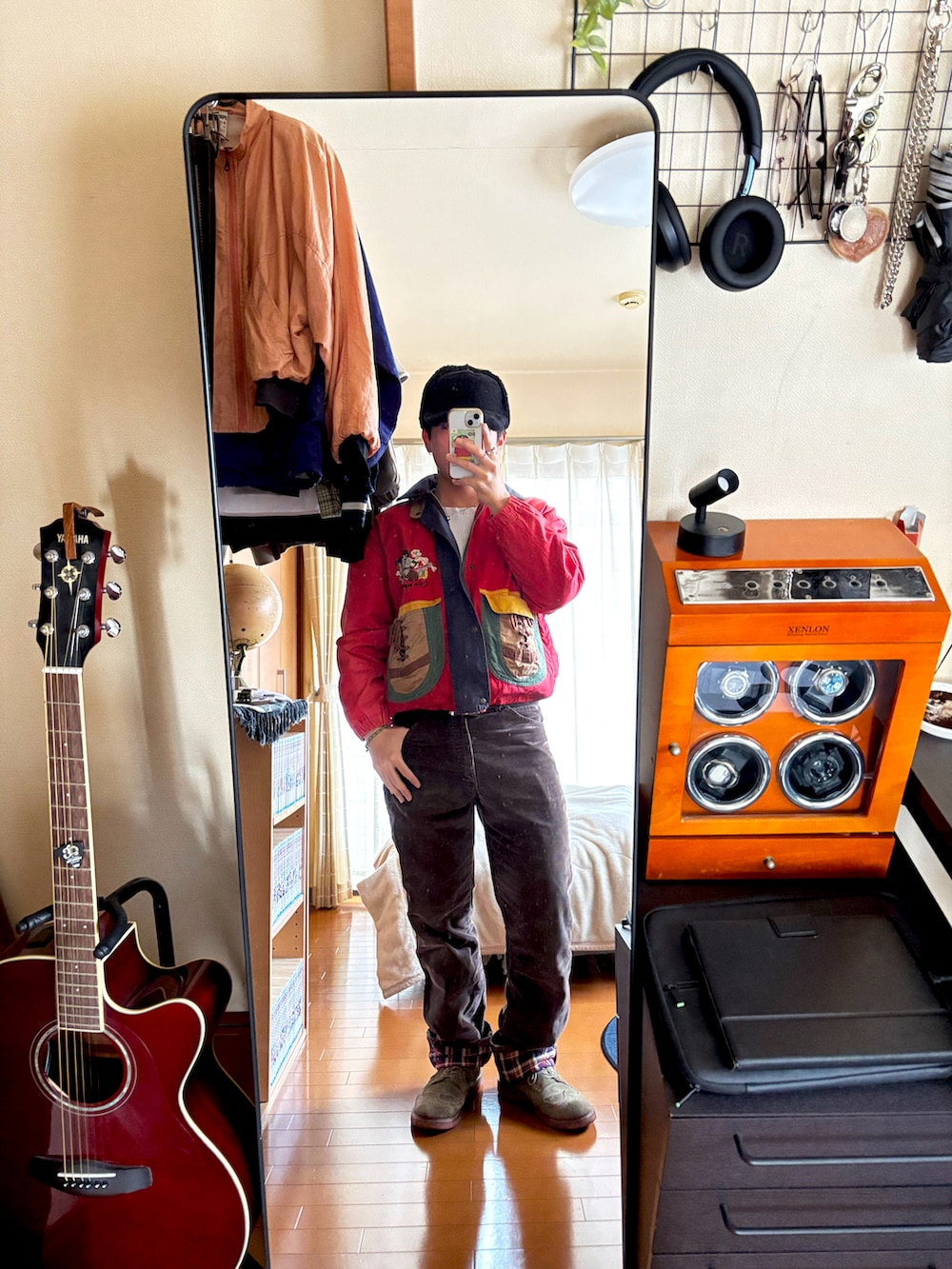 レッド系のその他アウター、ホワイト系のニット/セーター、ブラウン系のその他パンツを着用したメンズの冬コーディネートの2枚目の写真