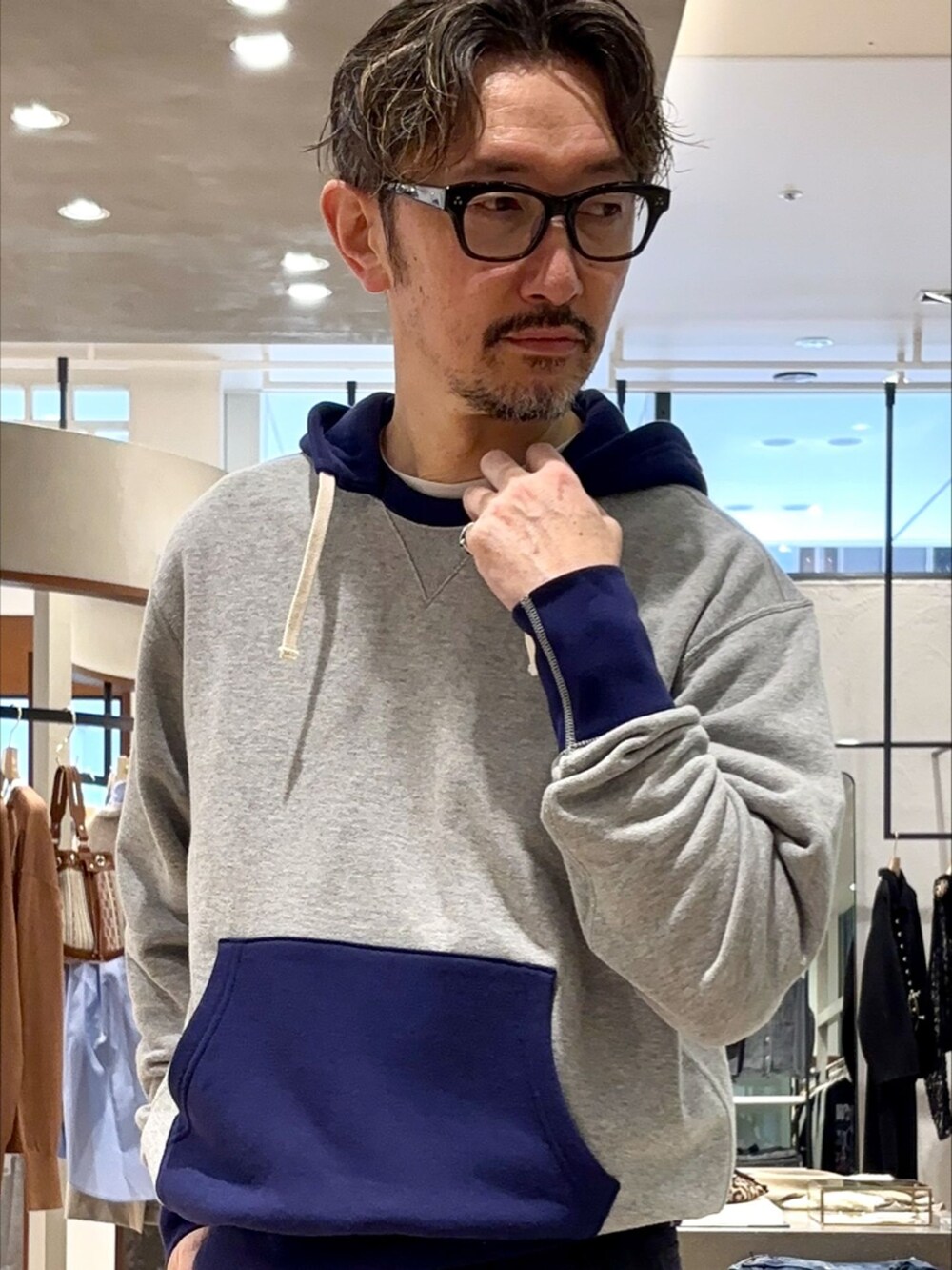 ブルー系のスラックス、その他のパーカー、ブラック系のスニーカーを着用したメンズの秋コーディネートの4枚目の写真