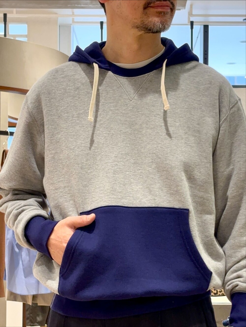 ブルー系のスラックス、その他のパーカー、ブラック系のスニーカーを着用したメンズの秋コーディネートの5枚目の写真