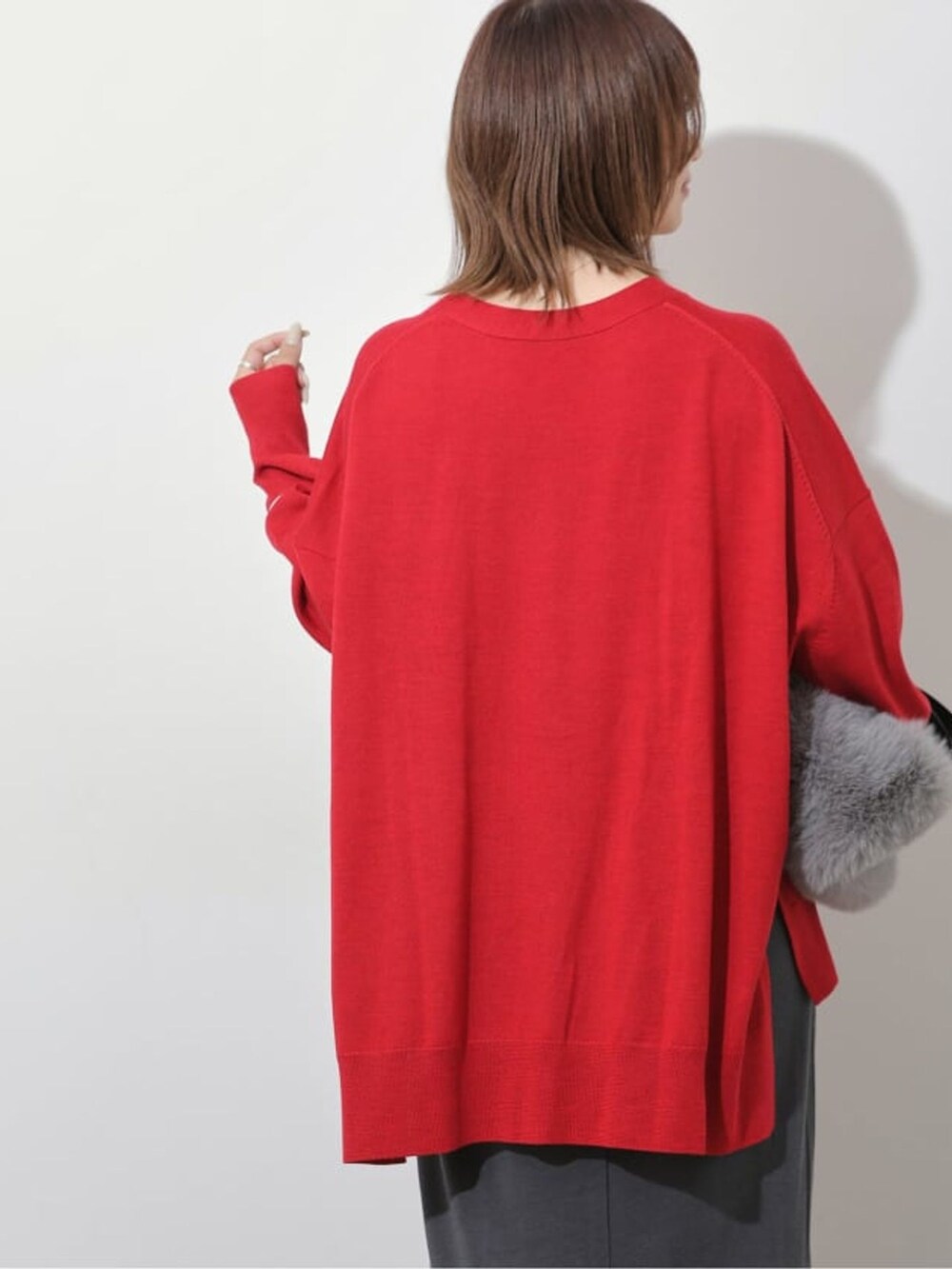 グレー系のスカート、レッド系のカーディガン/ボレロ、グレー系のハンドバッグを着用したレディースの夏コーディネートの7枚目の写真