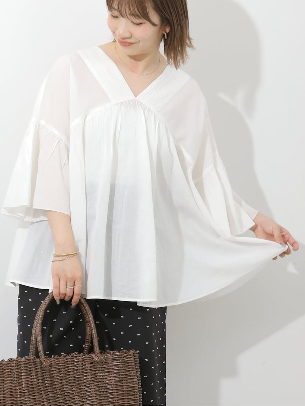 ブラック系のその他パンツ、ホワイト系のシャツ/ブラウス、ブラウン系のかごバッグを着用したレディースの夏コーディネートの5枚目の写真