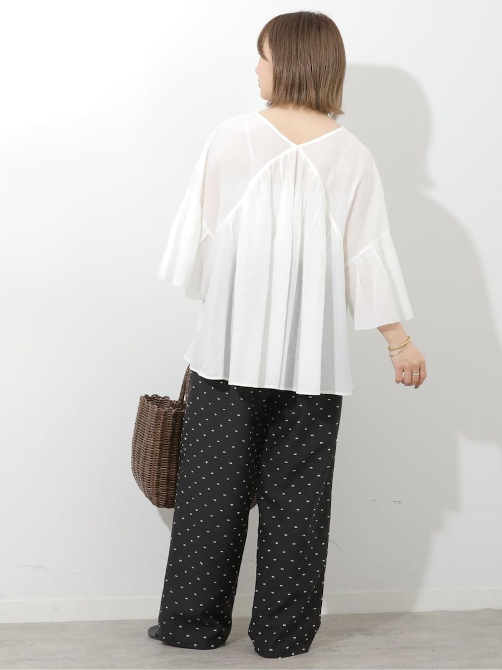 ブラック系のその他パンツ、ホワイト系のシャツ/ブラウス、ブラウン系のかごバッグを着用したレディースの夏コーディネートの4枚目の写真