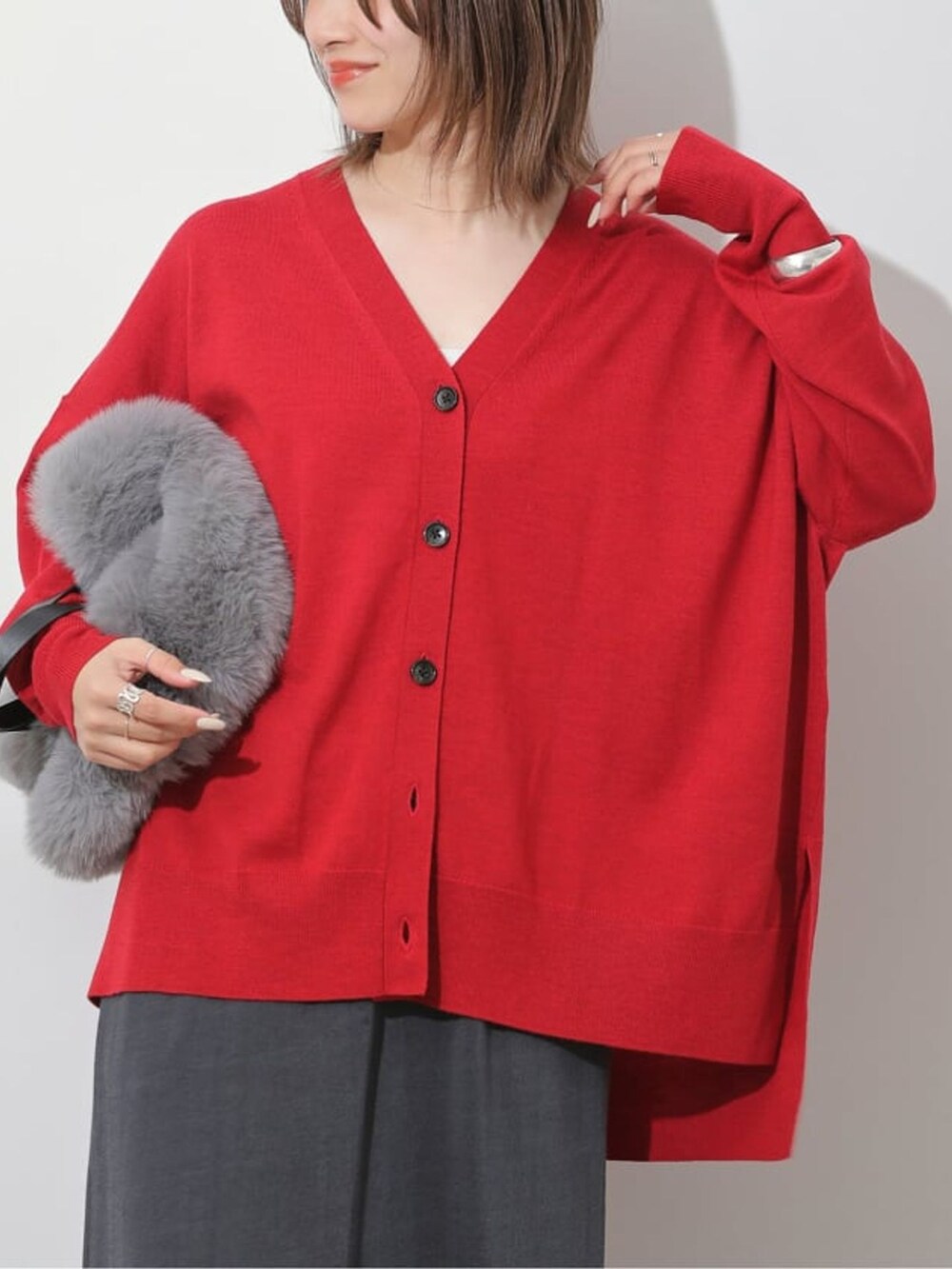 グレー系のスカート、レッド系のカーディガン/ボレロ、グレー系のハンドバッグを着用したレディースの夏コーディネートの4枚目の写真