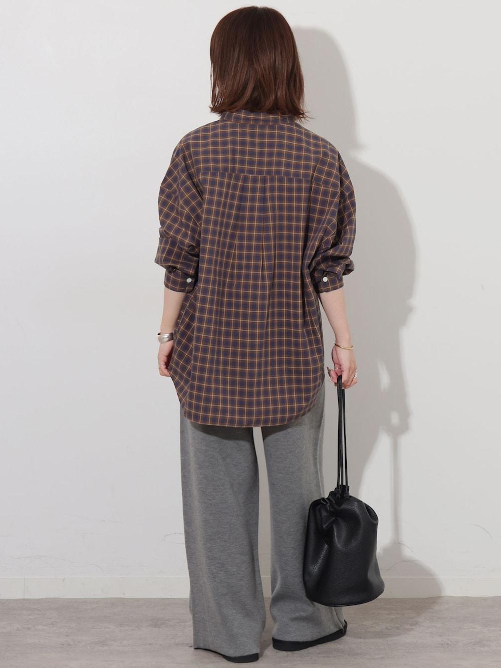 ブラウン系のシャツ/ブラウス、グレー系のその他パンツ、ブラック系のショルダーバッグを着用したレディースの秋コーディネートの2枚目の写真