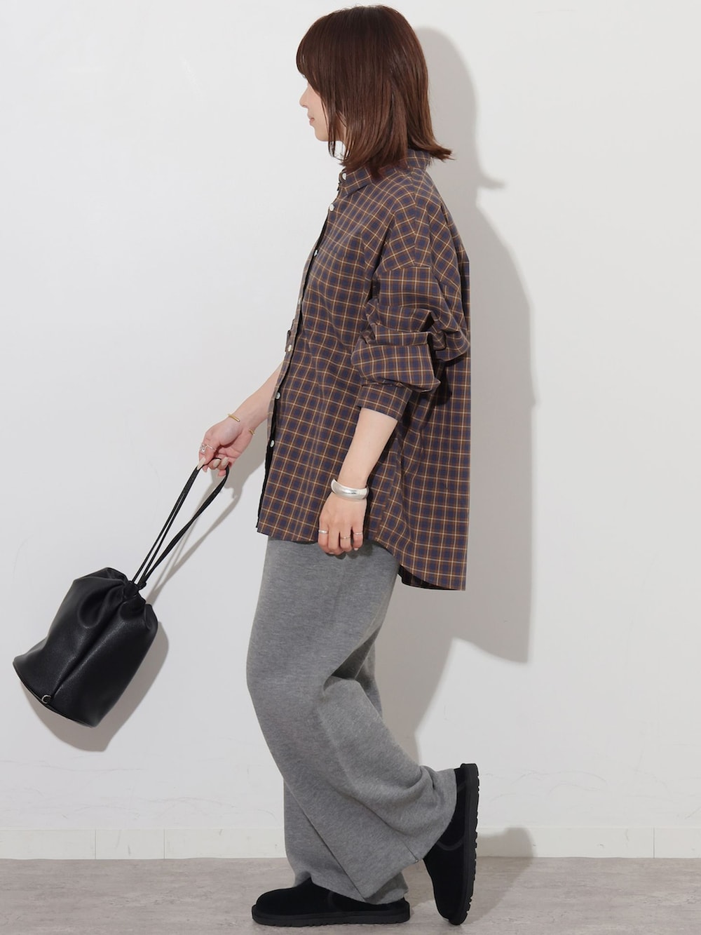 ブラウン系のシャツ/ブラウス、グレー系のその他パンツ、ブラック系のショルダーバッグを着用したレディースの秋コーディネートの3枚目の写真