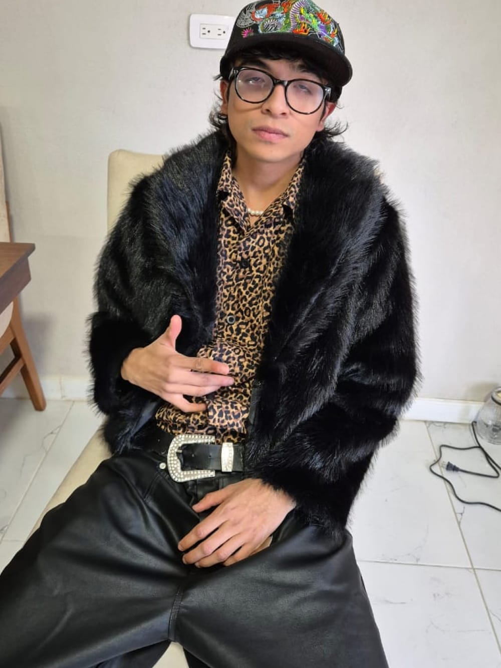 ブラック系のキャップを着用したメンズの冬コーディネートの3枚目の写真