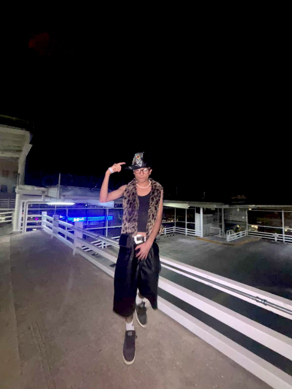 ブラック系のスニーカー、ベージュ系のベストを着用したメンズの冬コーディネートの2枚目の写真