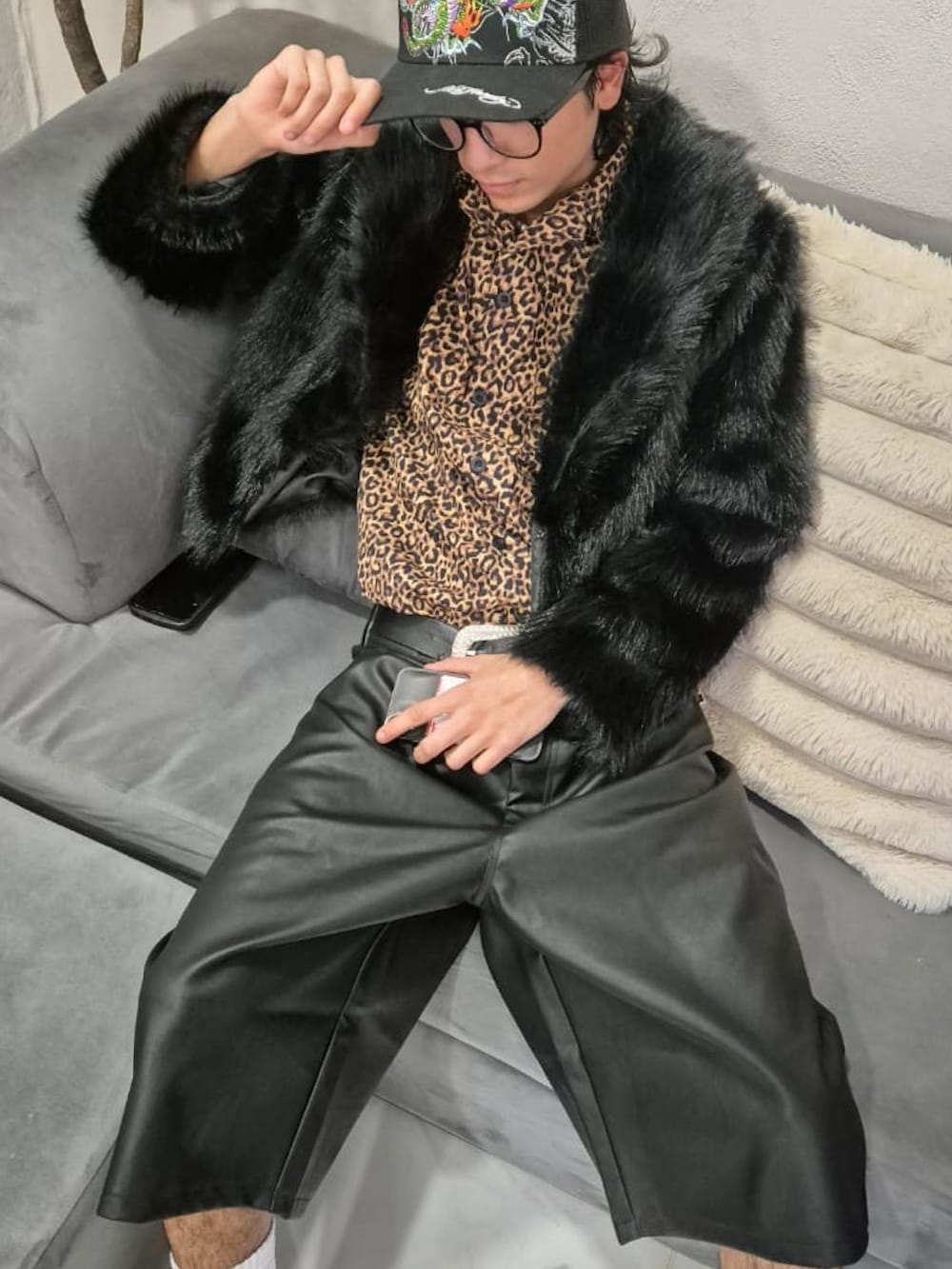 ブラック系のキャップを着用したメンズの冬コーディネートの2枚目の写真