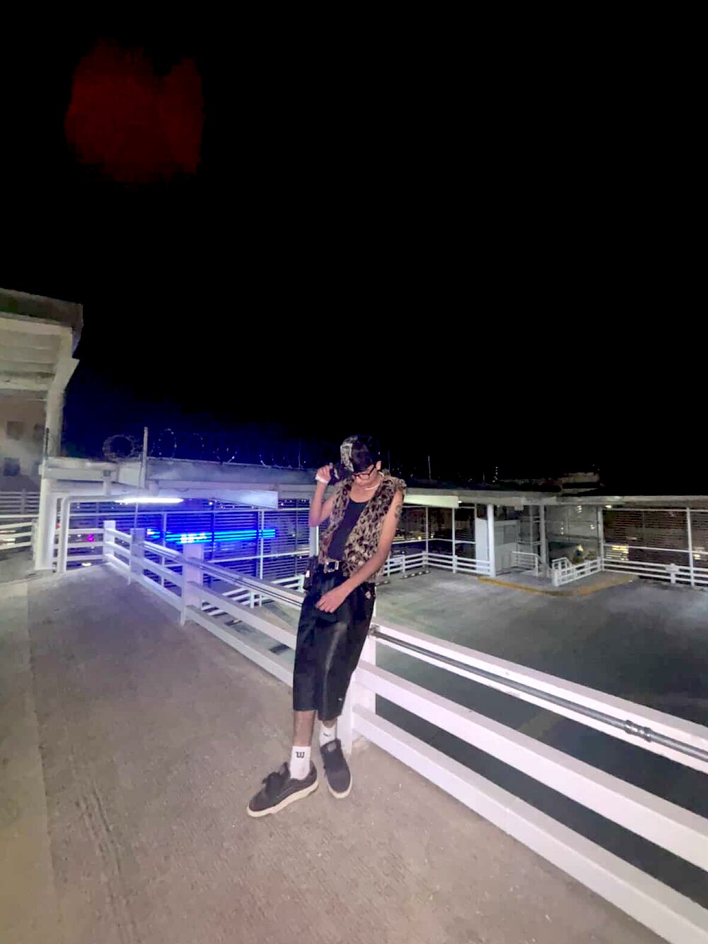 ブラック系のスニーカー、ベージュ系のベストを着用したメンズの冬コーディネートの3枚目の写真