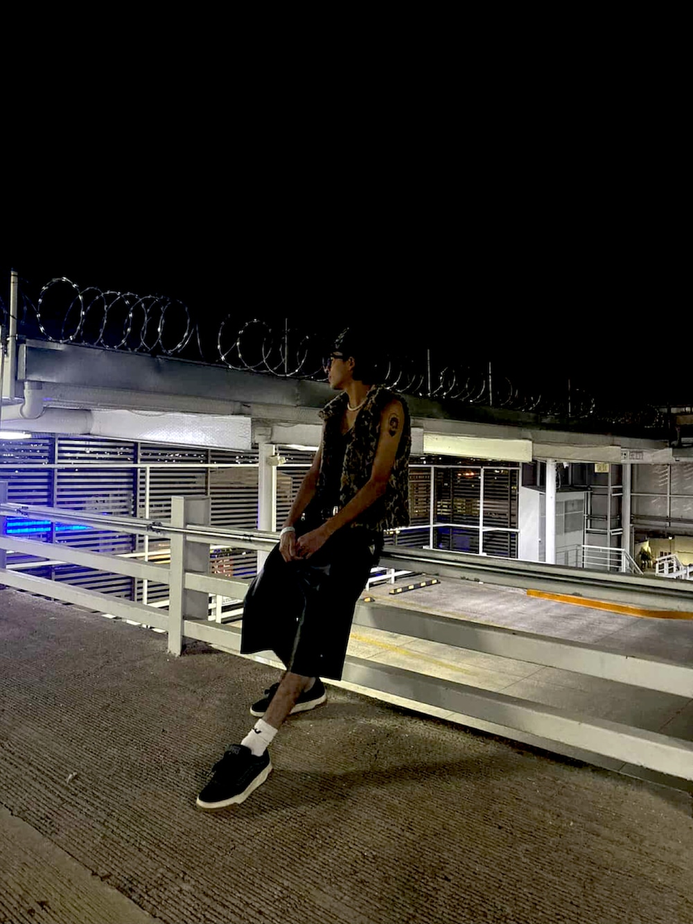 ブラック系のスニーカー、ベージュ系のベストを着用したメンズの冬コーディネートの5枚目の写真