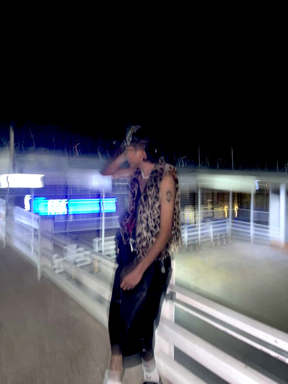 ブラック系のスニーカー、ベージュ系のベストを着用したメンズの冬コーディネートの4枚目の写真