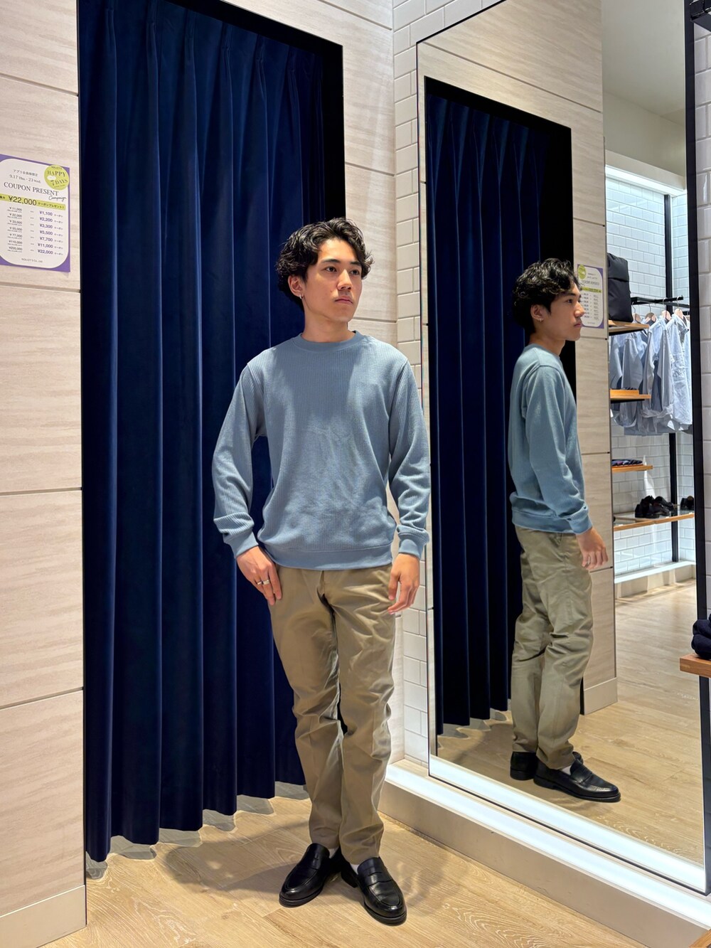 ブルー系のTシャツ/カットソー、ベージュ系のチノパンツを着用したメンズの秋コーディネートの3枚目の写真