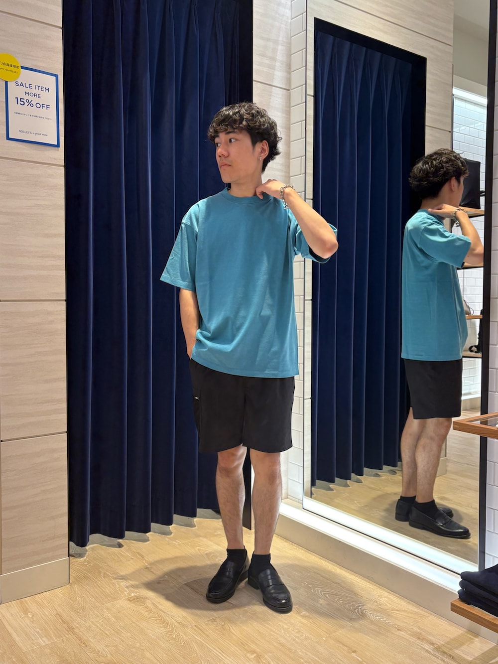ブルー系のTシャツ/カットソーを着用したメンズの夏コーディネートの2枚目の写真