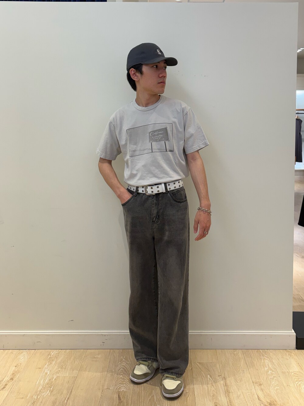 グレー系のTシャツ/カットソー、グレー系のキャップを着用したメンズの春コーディネートの3枚目の写真