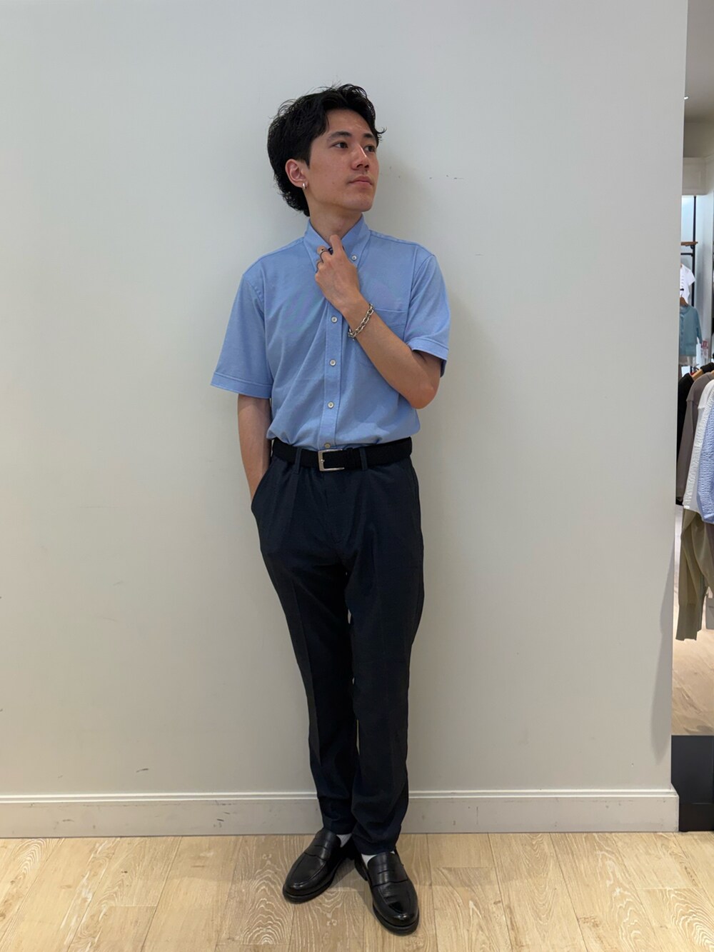 ブルー系のシャツ/ブラウス、グレー系のチノパンツを着用したメンズの夏コーディネートの3枚目の写真