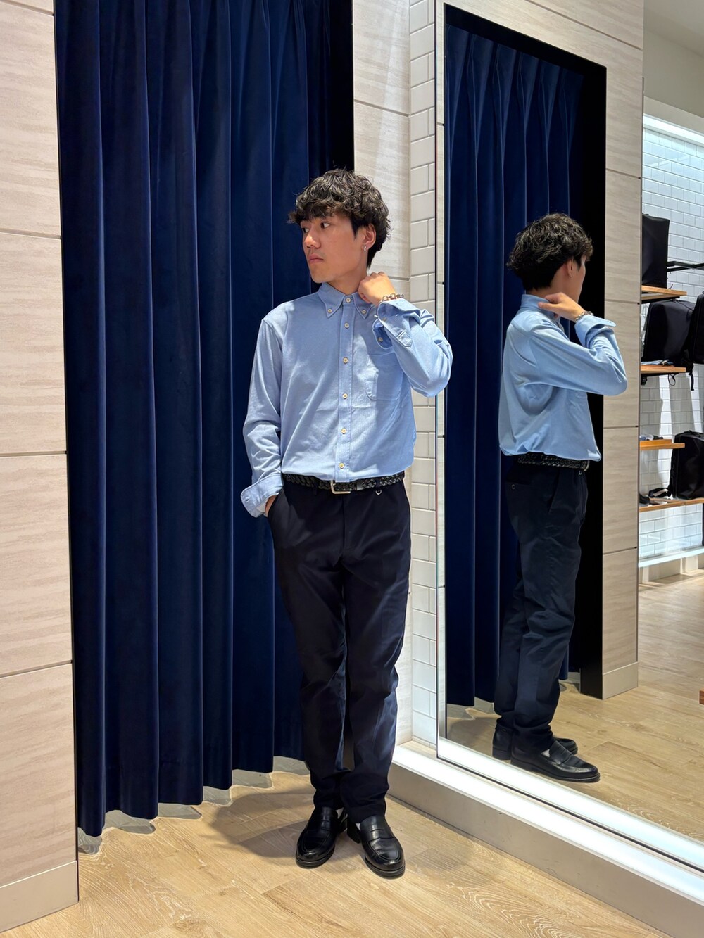 ブルー系のシャツ/ブラウスを着用したメンズの夏コーディネートの3枚目の写真