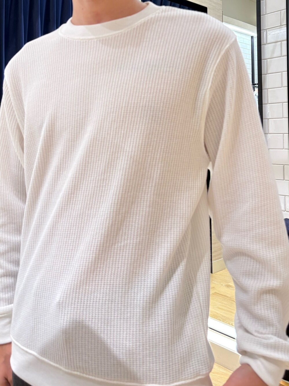 ホワイト系のTシャツ/カットソー、ブラック系のデニムパンツを着用したメンズの秋コーディネートの4枚目の写真