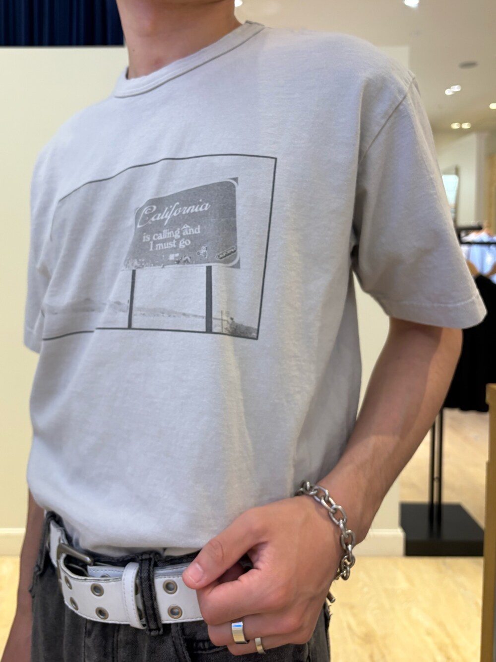 グレー系のTシャツ/カットソー、グレー系のキャップを着用したメンズの春コーディネートの4枚目の写真