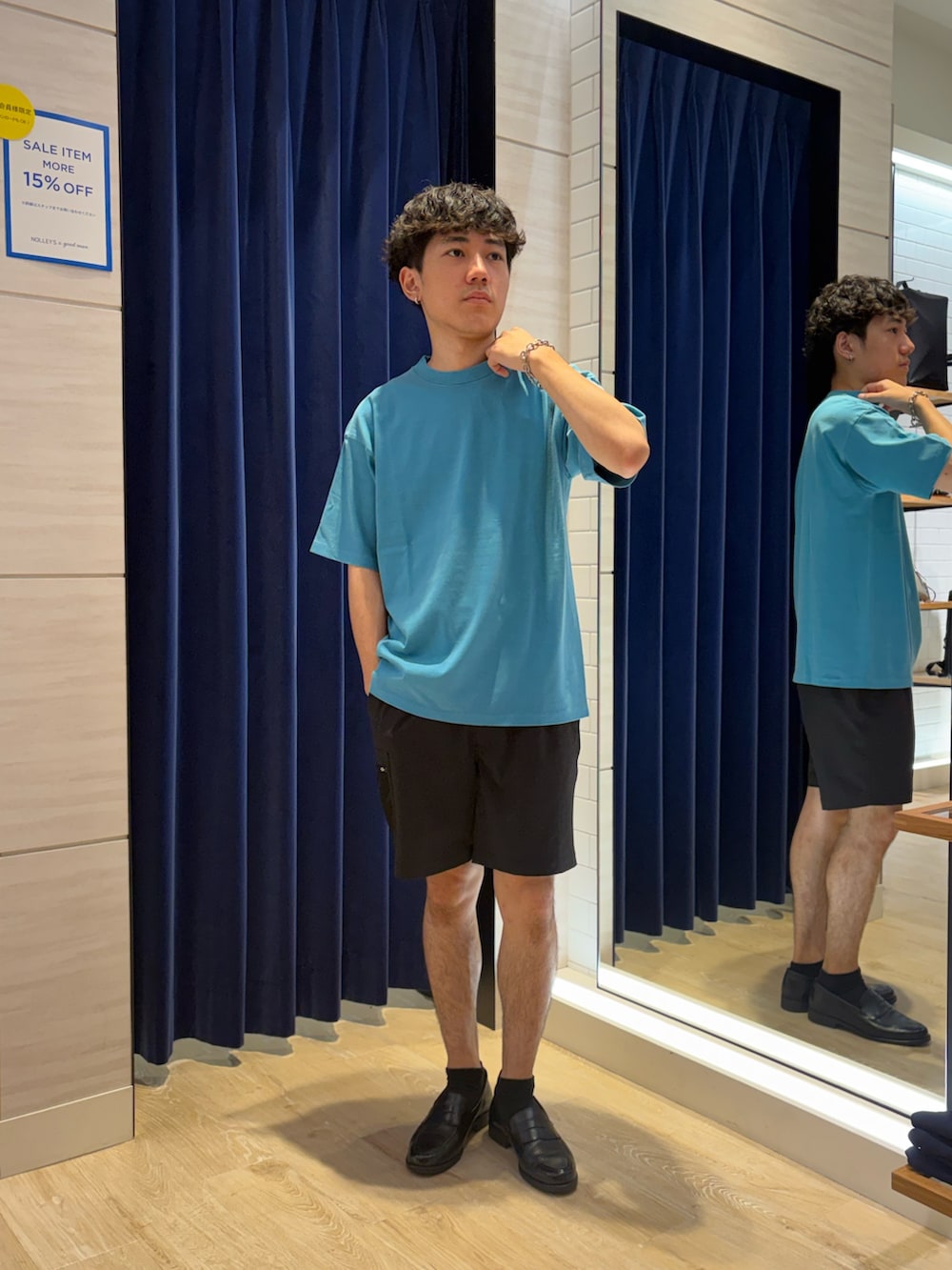 ブルー系のTシャツ/カットソーを着用したメンズの夏コーディネートの3枚目の写真