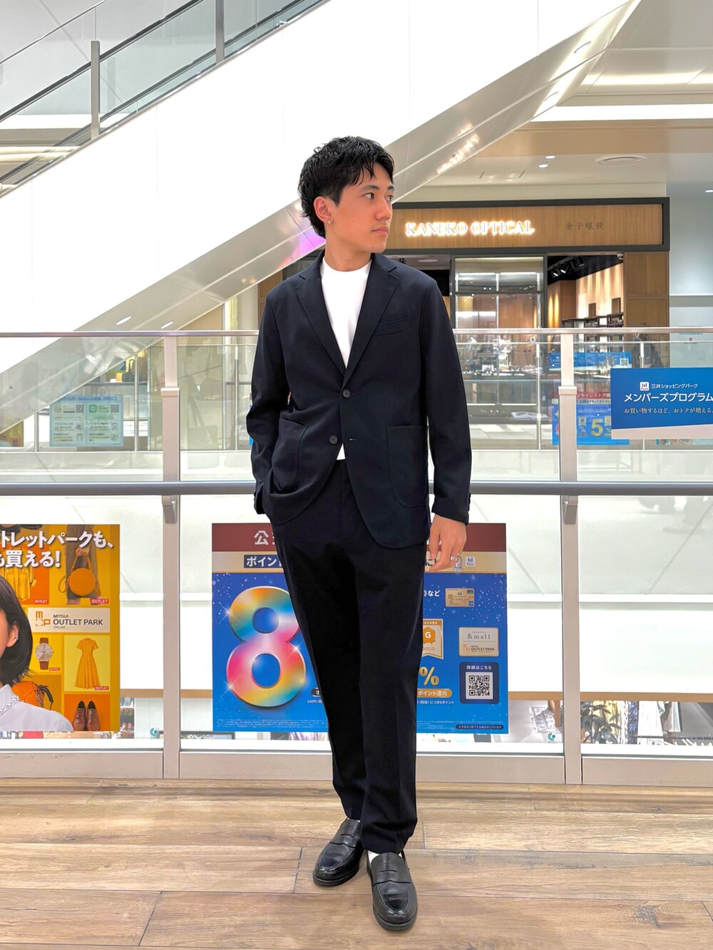 ブルー系のテーラードジャケット、ブルー系のその他パンツを着用したメンズの夏コーディネートの2枚目の写真
