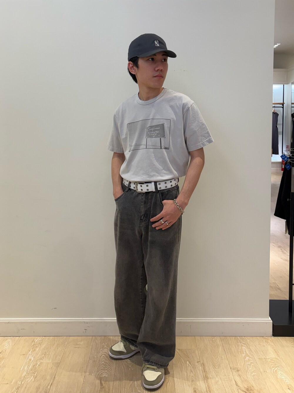 グレー系のTシャツ/カットソー、グレー系のキャップを着用したメンズの春コーディネートの2枚目の写真