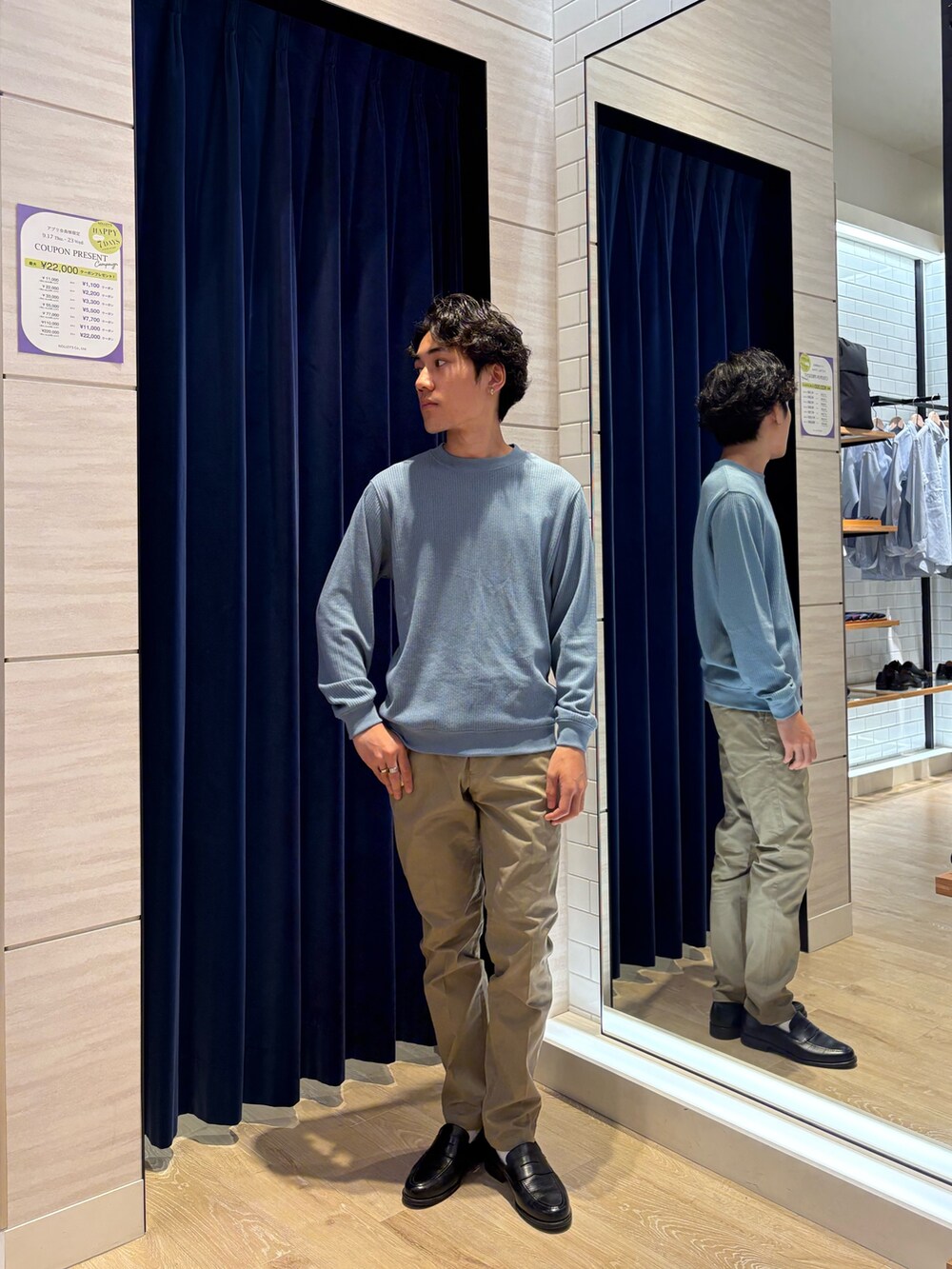 ブルー系のTシャツ/カットソー、ベージュ系のチノパンツを着用したメンズの秋コーディネートの2枚目の写真