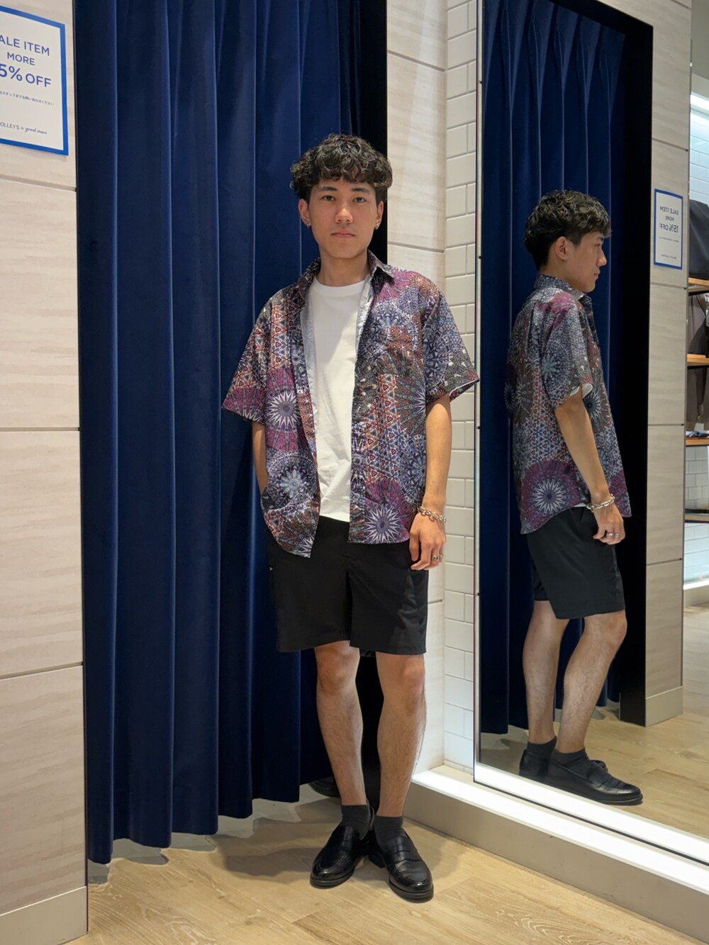 ブルー系のシャツ/ブラウス、ブラック系のその他パンツを着用したメンズの夏コーディネートの3枚目の写真