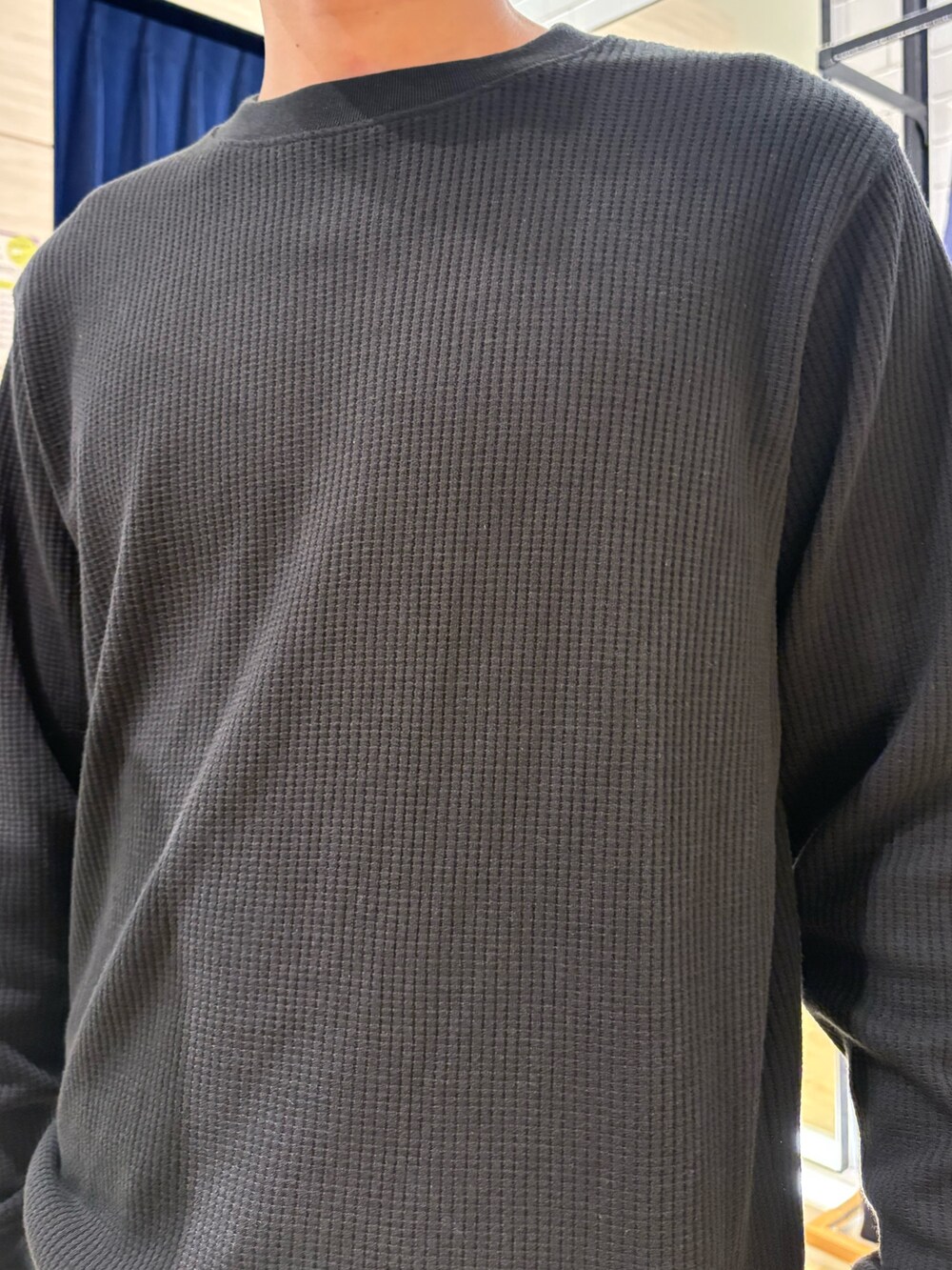 ブラック系のTシャツ/カットソー、ブルー系のデニムパンツを着用したメンズの秋コーディネートの4枚目の写真