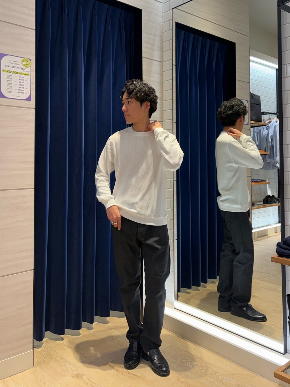 ホワイト系のTシャツ/カットソー、ブラック系のデニムパンツを着用したメンズの秋コーディネートの2枚目の写真