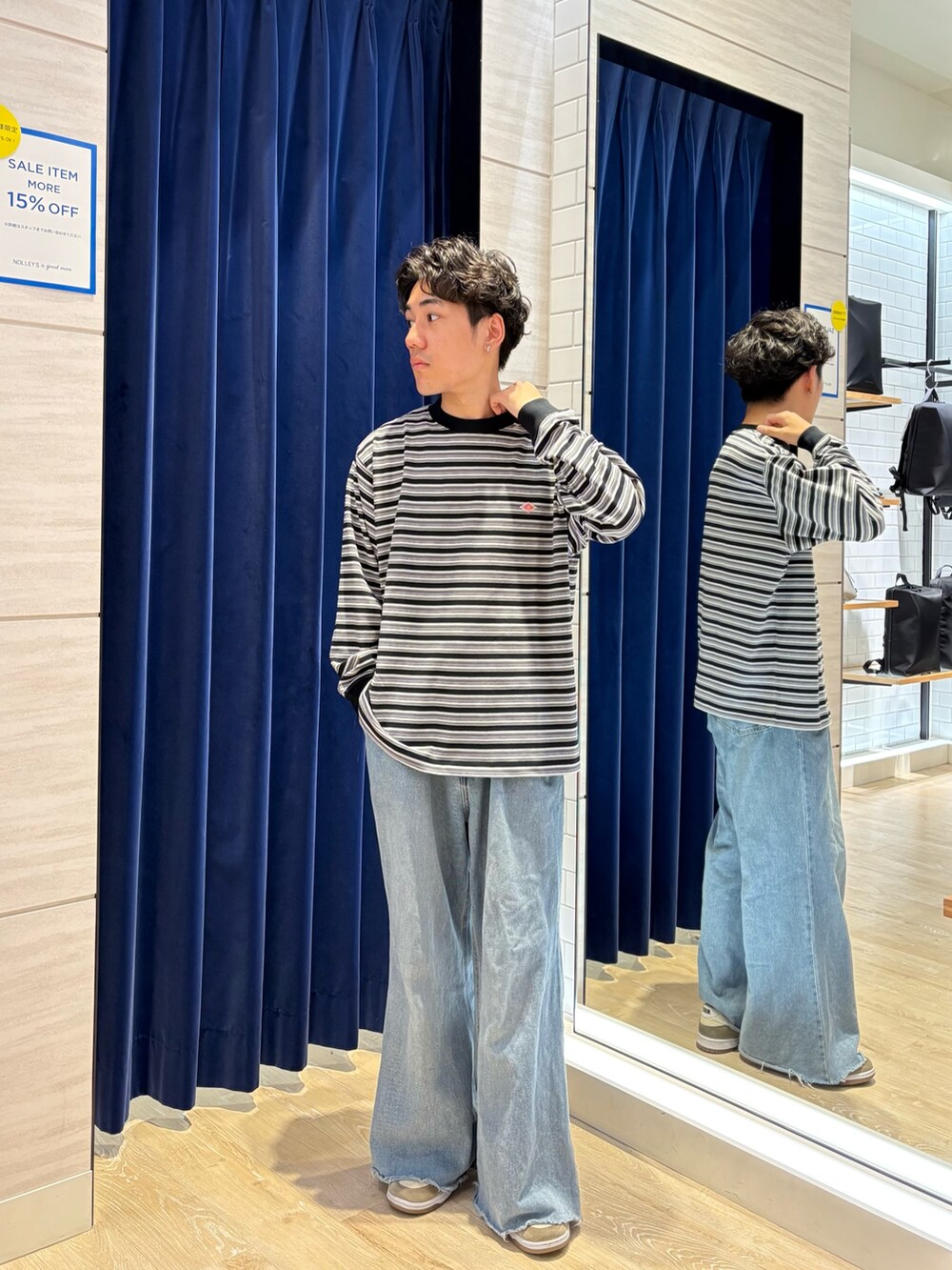 ブラック系のTシャツ/カットソーを着用したメンズの夏コーディネートの3枚目の写真
