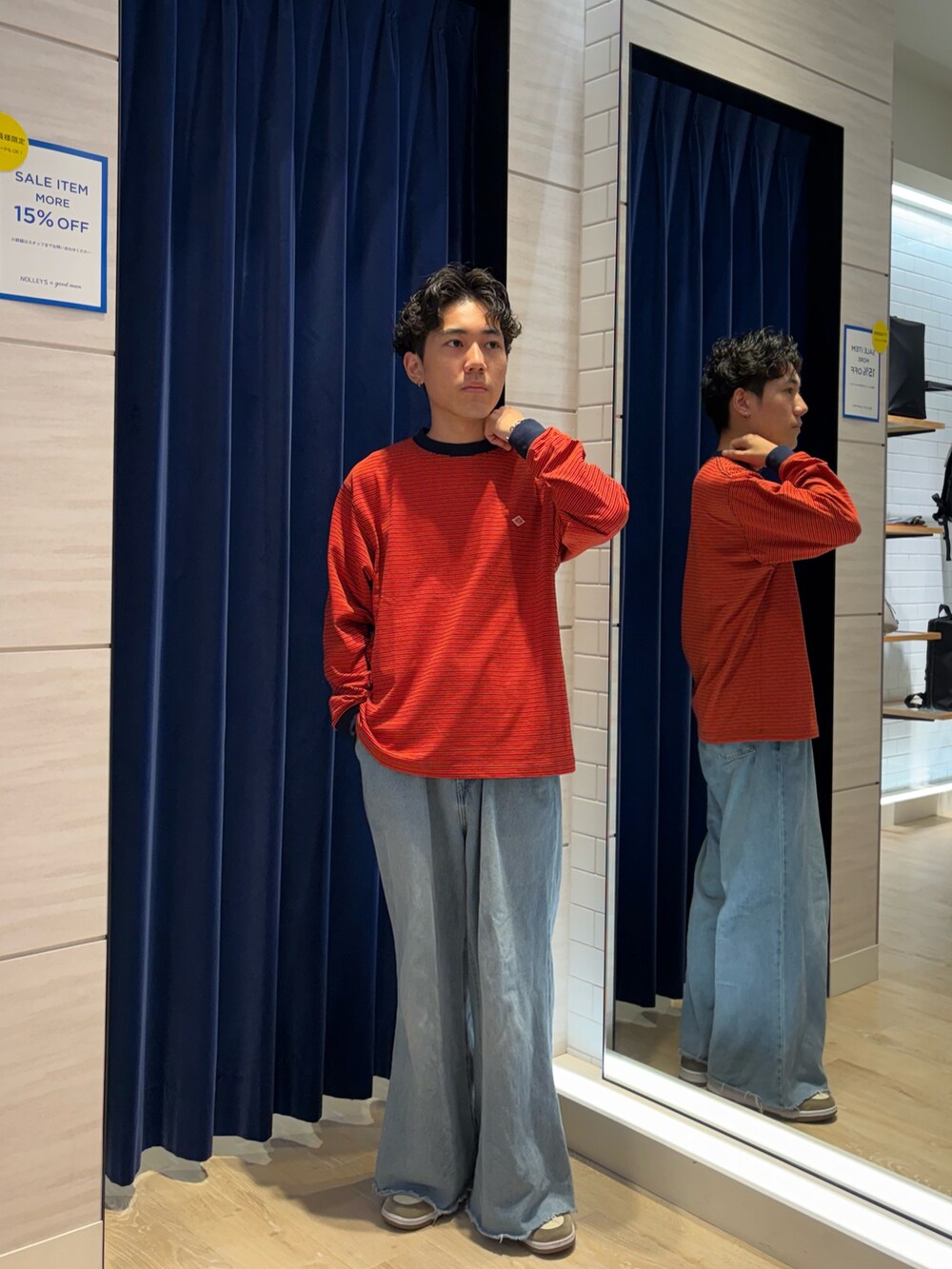 ピンク系のTシャツ/カットソーを着用したメンズの夏コーディネートの2枚目の写真