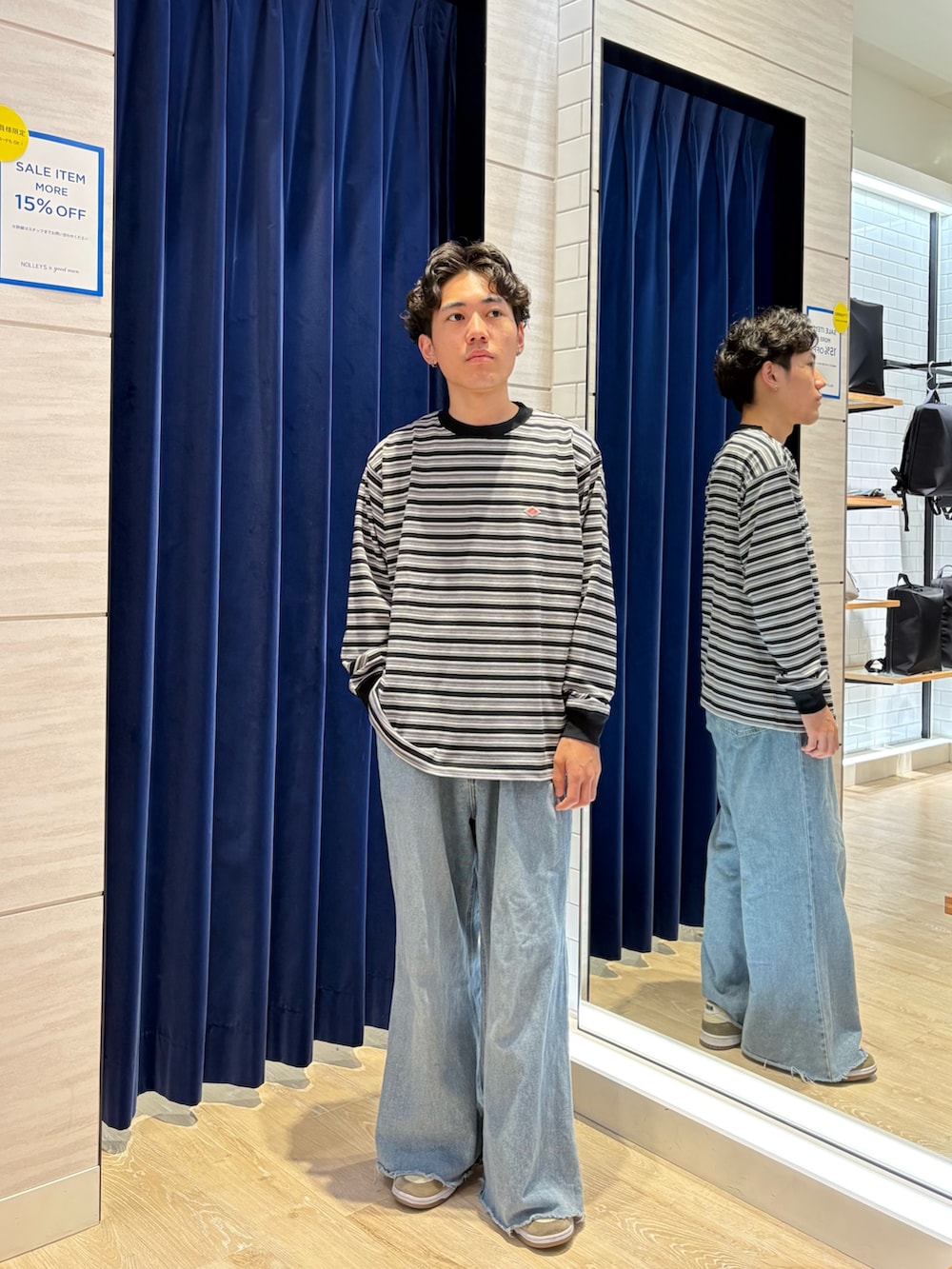 ブラック系のTシャツ/カットソーを着用したメンズの夏コーディネートの2枚目の写真