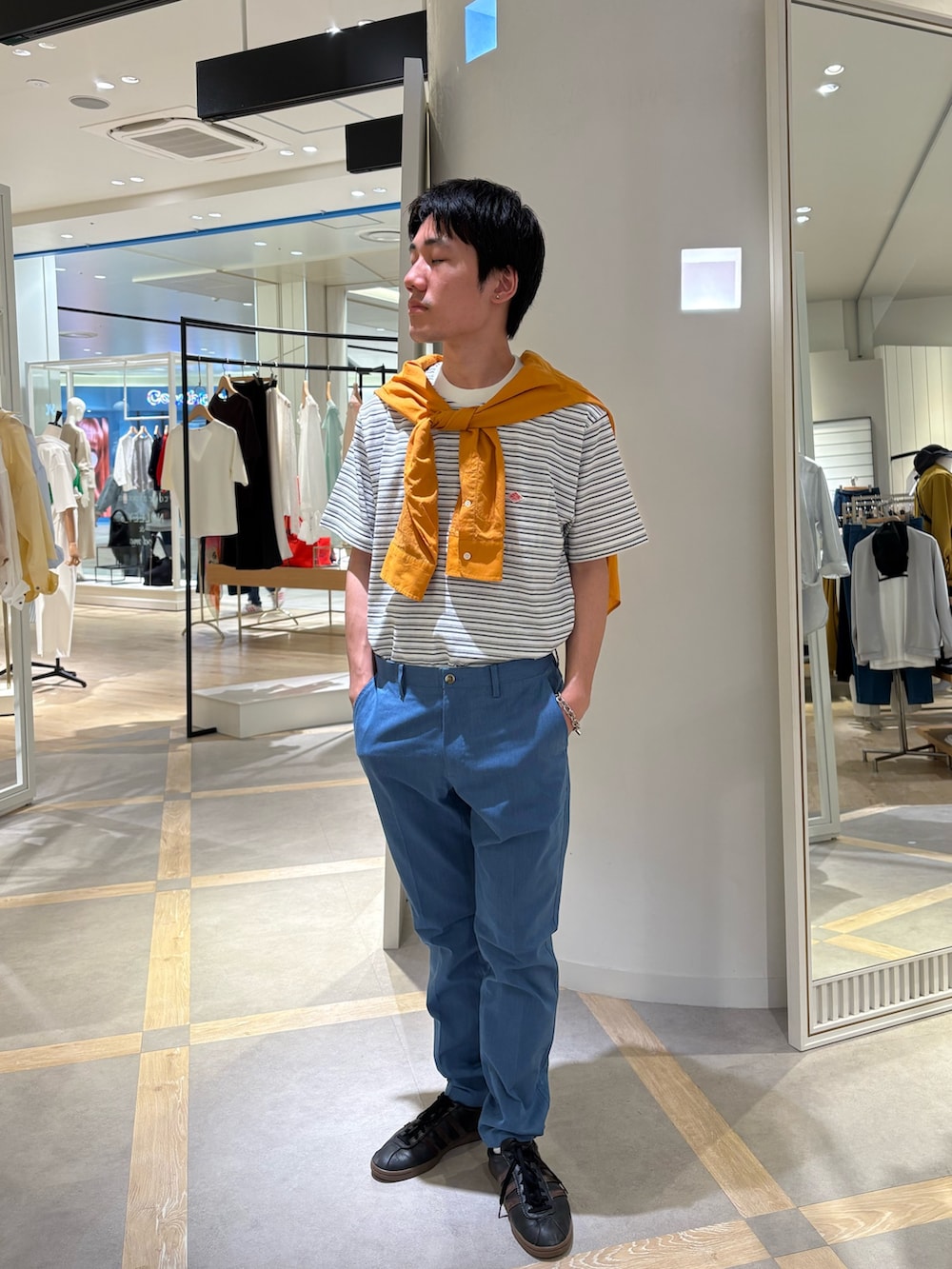 ホワイト系のTシャツ/カットソー、ブルー系のデニムパンツを着用したメンズの春コーディネートの3枚目の写真