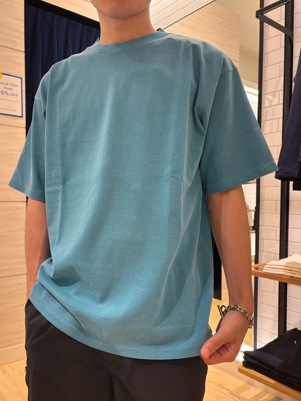 ブルー系のTシャツ/カットソーを着用したメンズの夏コーディネートの4枚目の写真