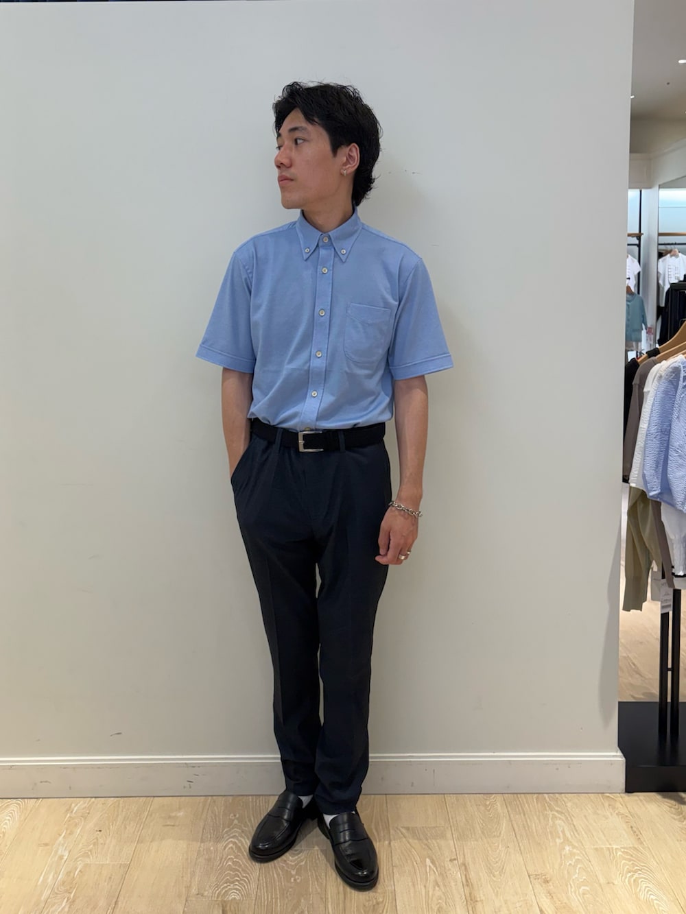 ブルー系のシャツ/ブラウス、グレー系のチノパンツを着用したメンズの夏コーディネートの2枚目の写真