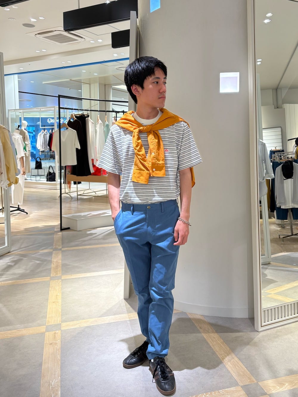 ホワイト系のTシャツ/カットソー、ブルー系のデニムパンツを着用したメンズの春コーディネートの2枚目の写真